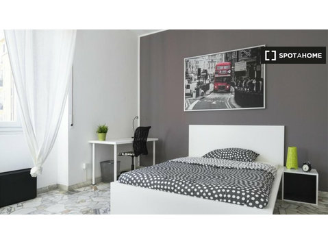Quarto para alugar em apartamento com 3 quartos em Milão - Aluguel