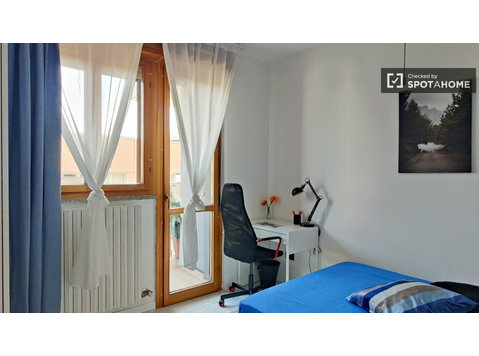 Chambre à louer dans un appartement avec 3 chambres à Milan - À louer