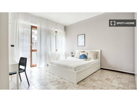 Room for rent in apartment with 3 bedrooms in Milan - For Rent