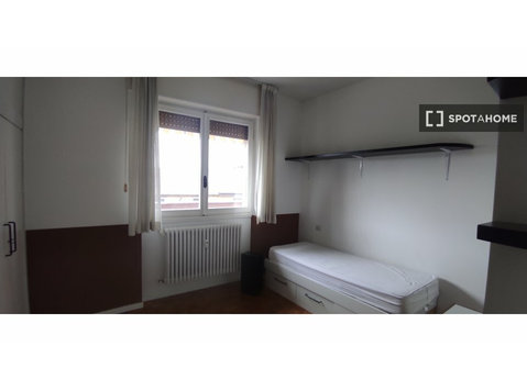 Camera in affitto in appartamento con 3 camere da letto a… - In Affitto