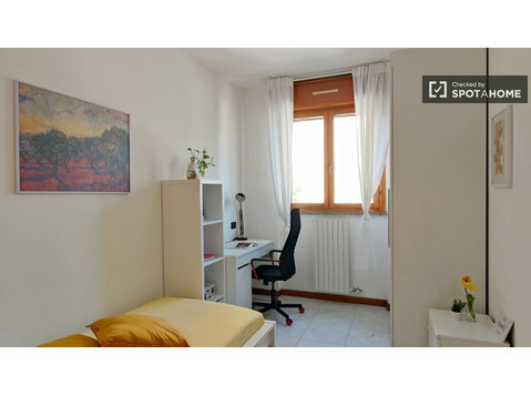 Quarto para alugar em apartamento com 3 quartos em Milão - Aluguel