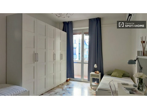 Alugo quarto em apartamento com 3 quartos em Milão, Milão - Aluguel