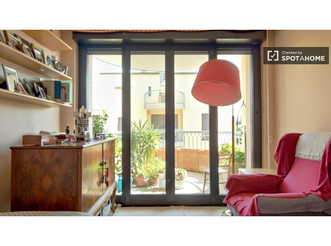 San Donato'da 3 yatak odalı dairede kiralık oda - Kiralık