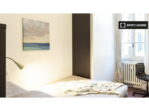 Room for rent in apartment with 3 bedrooms in Zara, Milan - De inchiriat