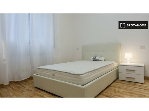 Zara, Milano'da 3 yatak odalı dairede kiralık oda - Kiralık