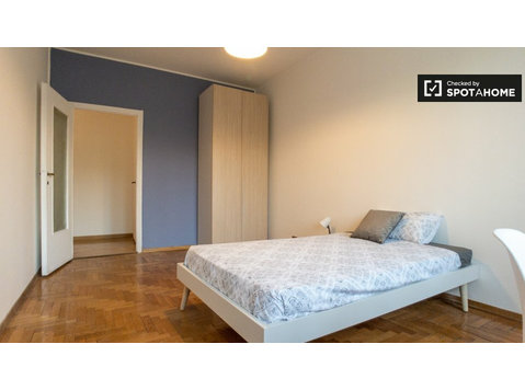 Quarto para alugar em apartamento com 4 quartos, Zona Solari - Aluguel