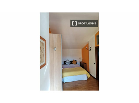 Baggio, Milano'da 4 yatak odalı dairede kiralık oda - Kiralık