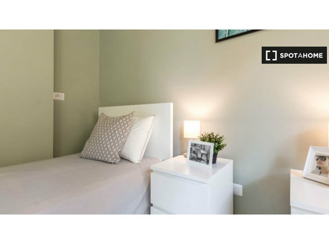 Camera in affitto in appartamento con 4 camere da letto a… - In Affitto