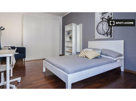 Room for rent in apartment with 4 bedrooms in Milan - เพื่อให้เช่า