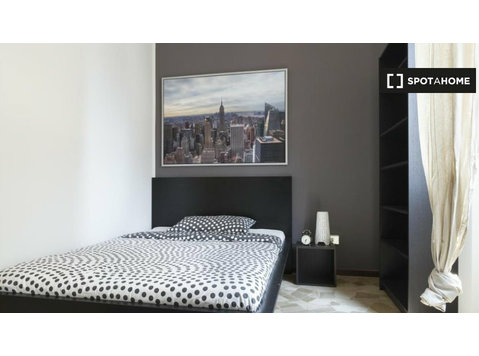 Quarto para alugar em apartamento com 4 quartos em Milão - Aluguel