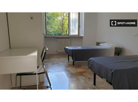 Room for rent in apartment with 4 bedrooms in Milan - 임대