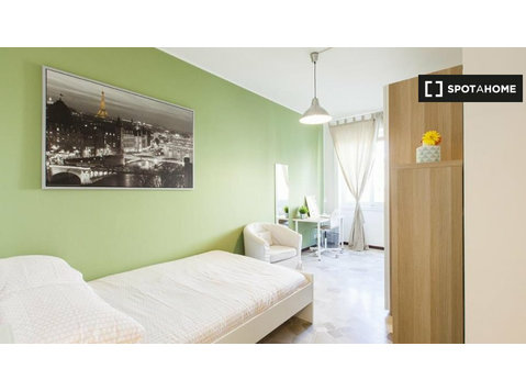 Room for rent in apartment with 4 bedrooms in Milan - Za iznajmljivanje