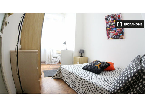 Room for rent in apartment with 4 bedrooms in Milan -  வாடகைக்கு 