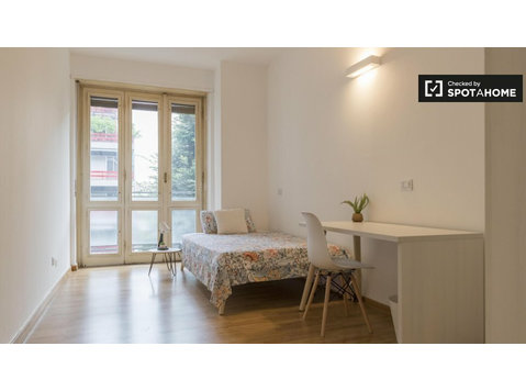 Room for rent in apartment with 4 bedrooms in Milan - 出租