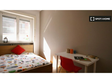 Room for rent in apartment with 4 bedrooms in Milan - De inchiriat