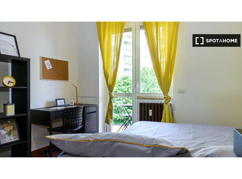 Milano'da 4 yatak odalı dairede kiralık oda - Kiralık