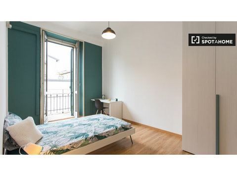 Room for rent in apartment with 4 bedrooms in Milan - 임대