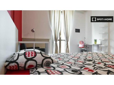 Room for rent in apartment with 4 bedrooms in Milan - Cho thuê