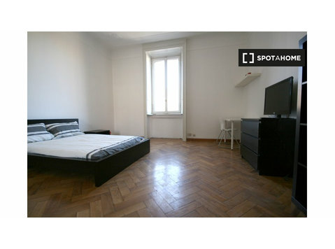 Pokój do wynajęcia w mieszkaniu z 4 sypialniami w Mediolanie - Do wynajęcia
