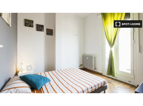 Room for rent in apartment with 4 bedrooms in Milan - K pronájmu