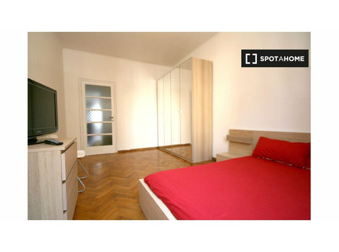 Room for rent in apartment with 4 bedrooms in Milan - Izīrē
