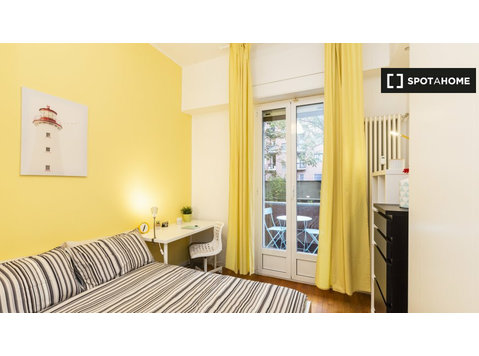 Milano'da 4 yatak odalı dairede kiralık oda - Kiralık