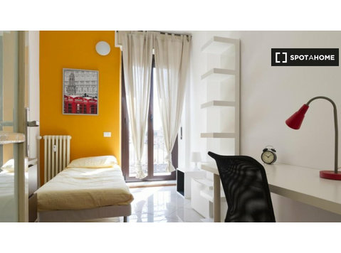 Zimmer zu vermieten in Wohnung mit 4 Schlafzimmern in… - Zu Vermieten