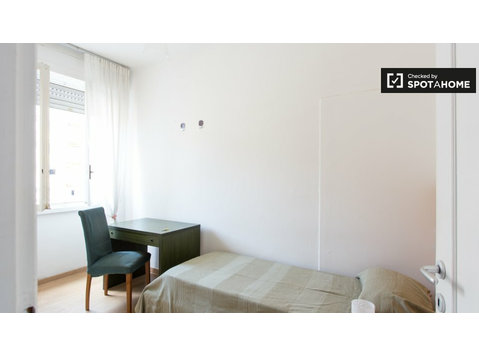 Room for rent in apartment with 4 bedrooms in Milan - Под Кирија
