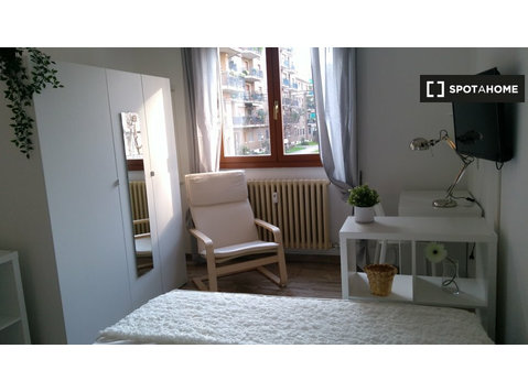 Room for rent in apartment with 4 bedrooms in Milan - For Rent