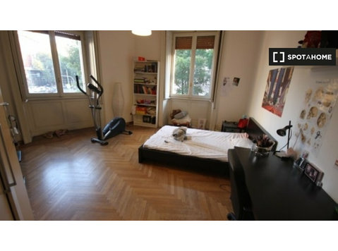Room for rent in apartment with 4 bedrooms in Milan - השכרה