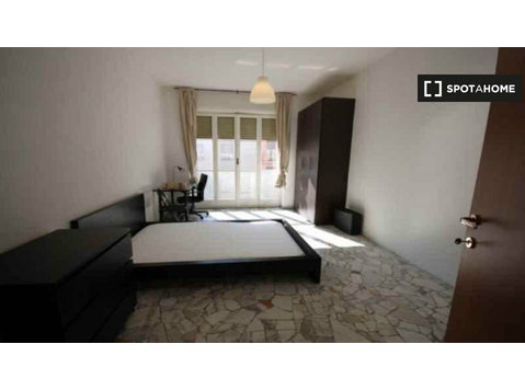 Chambre à louer dans un appartement avec 4 chambres à Milan - À louer