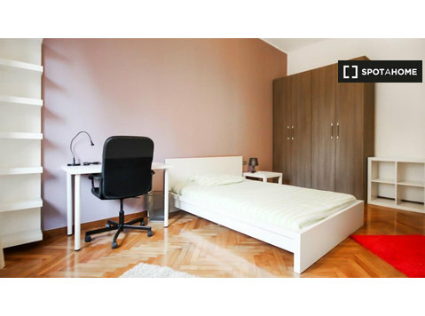Pokój do wynajęcia w mieszkaniu z 4 sypialniami w Mediolanie - Do wynajęcia