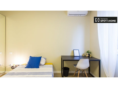 Chambre à louer dans un appartement avec 4 chambres à Milan - À louer