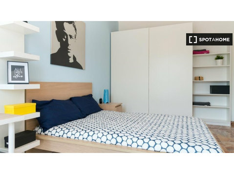 Zara, Milano'da 4 yatak odalı dairede kiralık oda - Kiralık