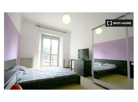 Lima, Milano'da 5 yatak odalı dairede kiralık oda - Kiralık