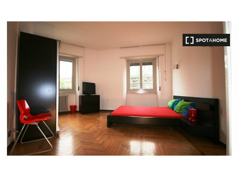 Aluga-se quarto em apartamento com 5 quartos em Lima, Milão - Aluguel