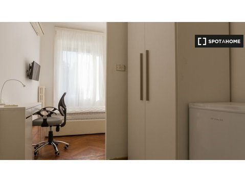 Pokój do wynajęcia w mieszkaniu z 5 sypialniami w Mediolanie - Do wynajęcia
