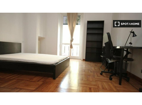 Room for rent in apartment with 5 bedrooms in Milan - For Rent