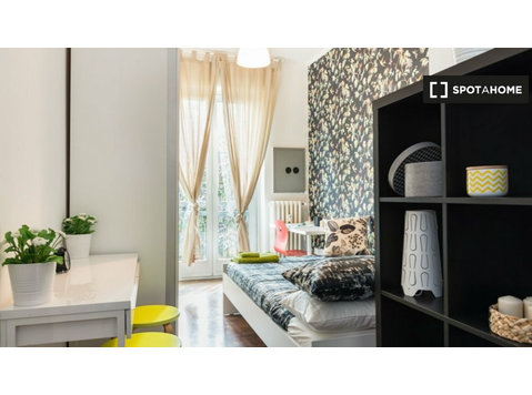 Room for rent in apartment with 5 bedrooms in Milan - Vuokralle