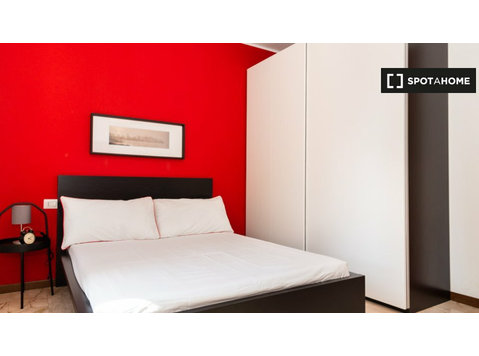 Chambre à louer dans un appartement avec 5 chambres à Milan - À louer