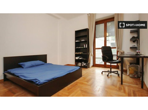 Room for rent in apartment with 5 bedrooms in Milan -  வாடகைக்கு 
