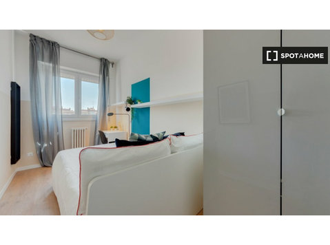 Camera in affitto in appartamento con 5 camere da letto a… - In Affitto