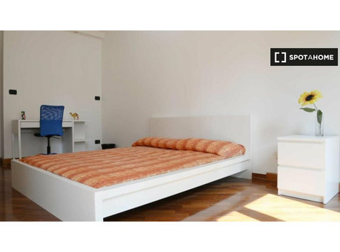 Chambre à louer dans un appartement avec 5 chambres à Milan - À louer