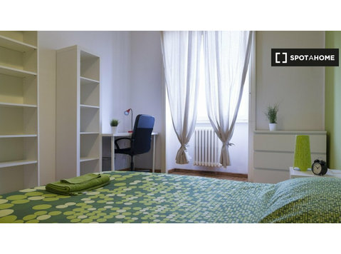 Room for rent in apartment with 5 bedrooms in Milan - Disewakan