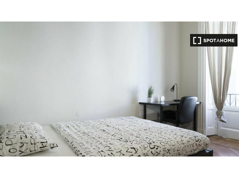 Room for rent in apartment with 5 bedrooms in Milan - Ενοικίαση