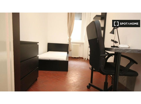 Room for rent in apartment with 5 bedrooms in Milan - De inchiriat