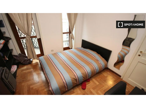 Room for rent in apartment with 5 bedrooms in Milan - Annan üürile