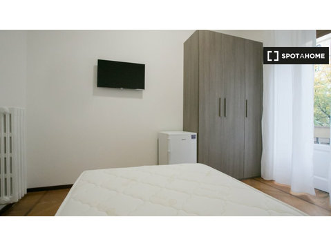 Room for rent in apartment with 5 bedrooms in Milan - Под Кирија
