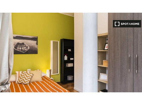 Pokój do wynajęcia w mieszkaniu z 5 sypialniami w Mediolanie - Do wynajęcia