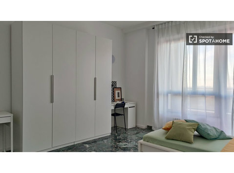 Quarto para alugar em apartamento com 5 quartos em Milão - Aluguel